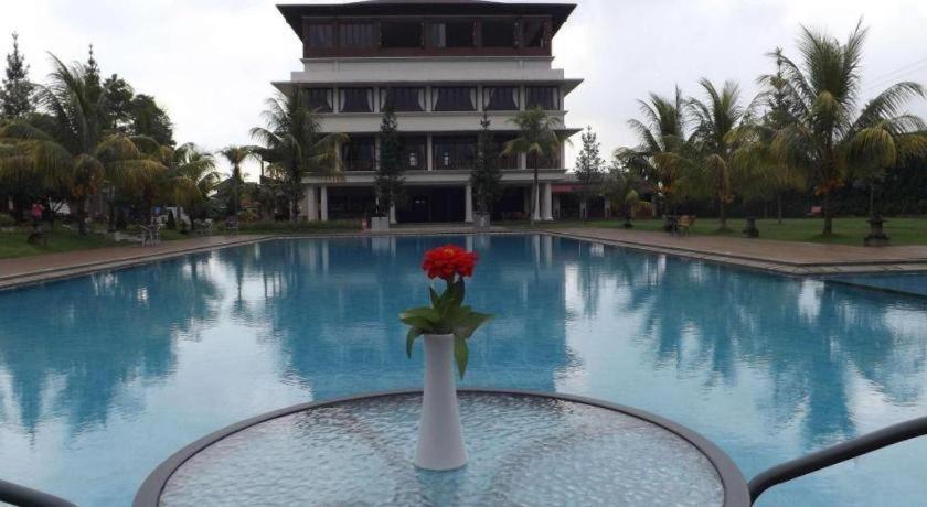 Jimmers Mountain Resort Puncak Exterior photo